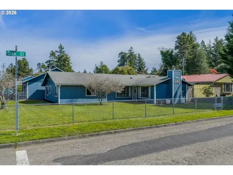 2713 Oak Street North Bend OR 97459