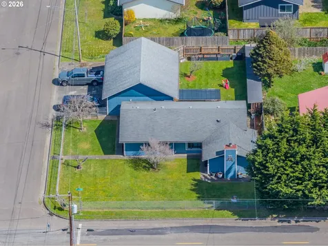 2713 Oak Street North Bend OR 97459