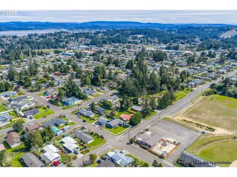 2713 Oak Street North Bend OR 97459