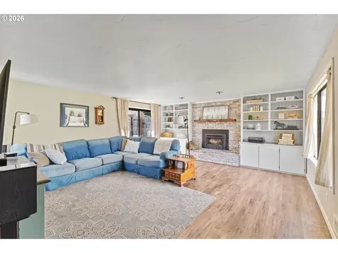 2713 Oak Street North Bend OR 97459