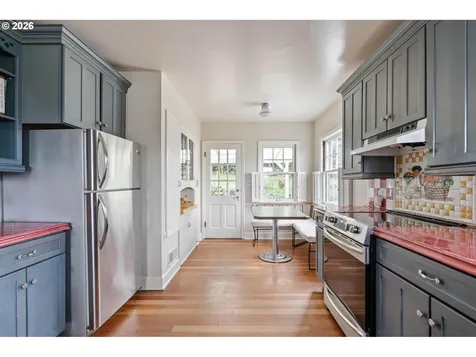 606 SW Evans Street Portland OR 97219