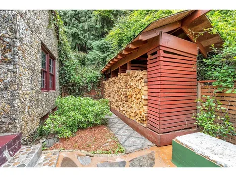6134 E Burnside Street Portland OR 97215
