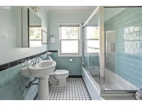 4353 NE Halsey Street Portland OR 97213