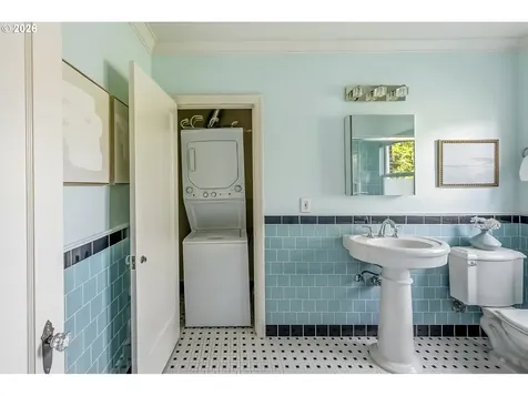 4353 NE Halsey Street Portland OR 97213