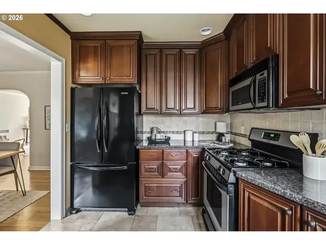 4353 NE Halsey Street Portland OR 97213