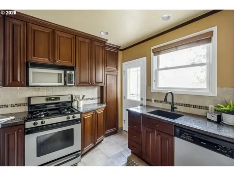 4353 NE Halsey Street Portland OR 97213