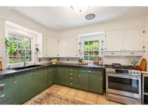 6040 SE 32nd Avenue Portland OR 97202