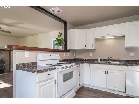 430 SE Carrol Street Winston OR 97496