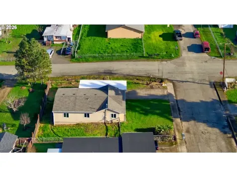 430 SE Carrol Street Winston OR 97496