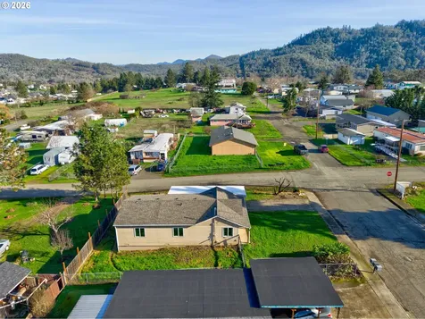 430 SE Carrol Street Winston OR 97496