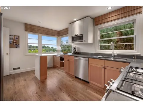 8007 SW Burlingame Avenue Portland OR 97219