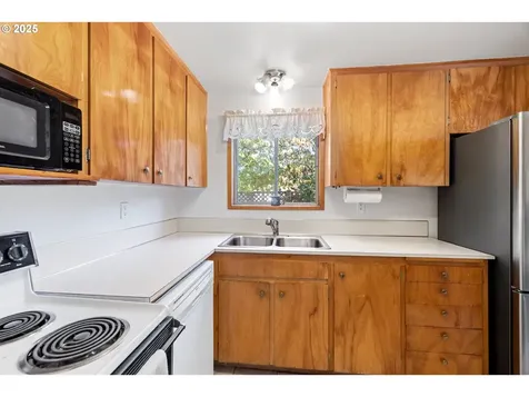 1427 Walton Way Woodburn OR 97071