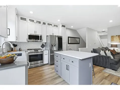 20275 Hoodview Avenue West Linn OR 97068
