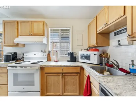 1802 SE Clatsop Street Portland OR 97202