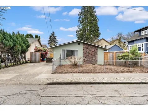1802 SE Clatsop Street Portland OR 97202