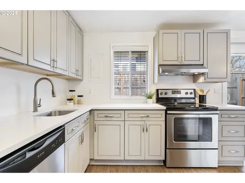 1802 SE Clatsop Street Portland OR 97202