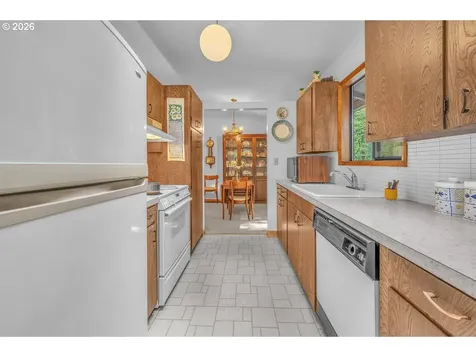 9200 SW Elrose Court Portland OR 97224