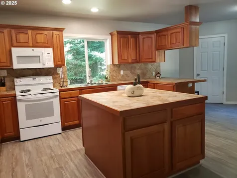 85287 Hemlock Street Florence OR 97439
