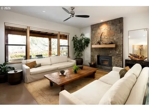 570 Toms Drive Hood River OR 97031