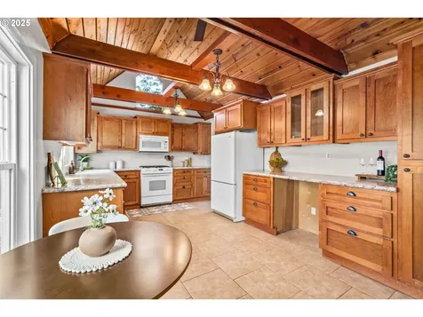 40 N L Street Cottage Grove OR 97424
