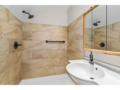 40 N L Street Cottage Grove OR 97424