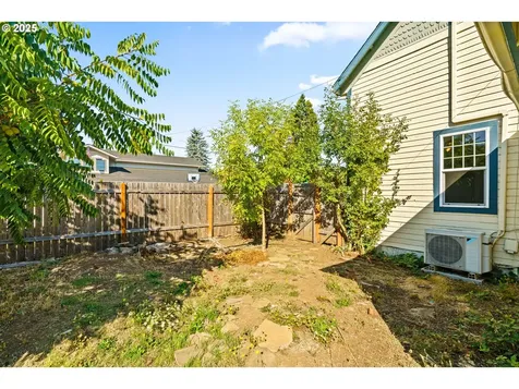40 N L Street Cottage Grove OR 97424