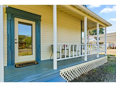 40 N L Street Cottage Grove OR 97424