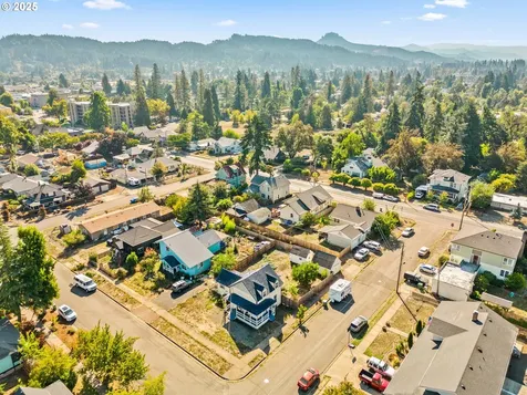 40 N L Street Cottage Grove OR 97424