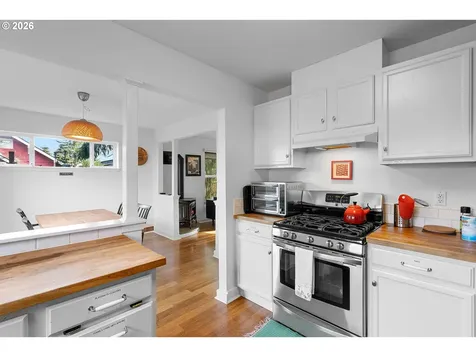 837 NE Roselawn Street Portland OR 97211