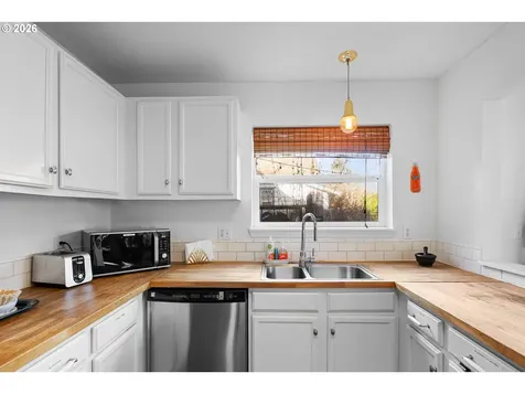 837 NE Roselawn Street Portland OR 97211
