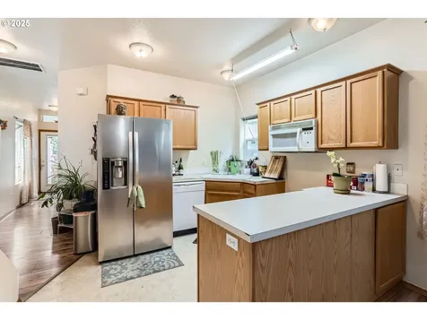 5247 SE Flavel Street Portland OR 97206