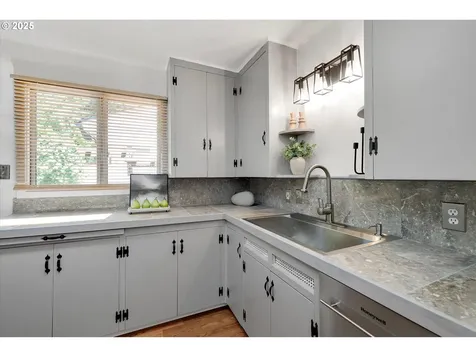 4429 SE Raymond Street Portland OR 97206