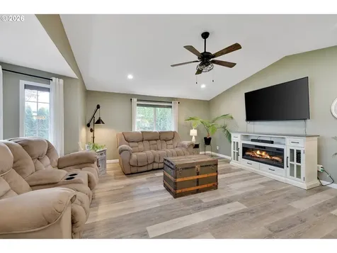 1057 S Pine Street Canby OR 97013