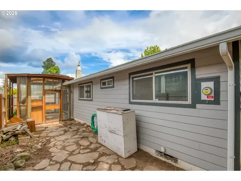 2257 Country Club Terrace Woodburn OR 97071