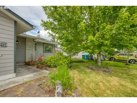 2257 Country Club Terrace Woodburn OR 97071