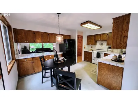 17265 Stanhelma Drive Gladstone OR 97027