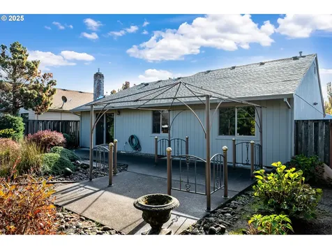 15801 NE Sacramento Street Portland OR 97230