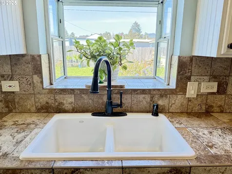 1206 Iris Street Brookings OR 97415