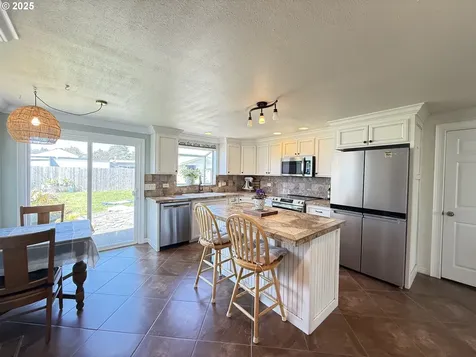 1206 Iris Street Brookings OR 97415