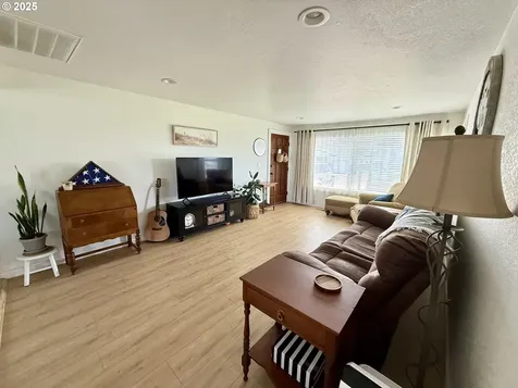 1206 Iris Street Brookings OR 97415