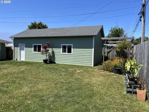 1206 Iris Street Brookings OR 97415