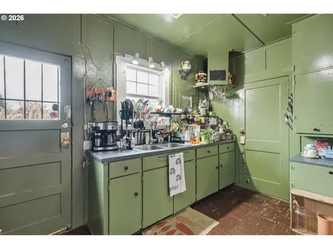 5716 SE 104th Avenue Portland OR 97266