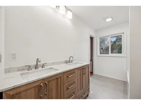 6122 SW 45th Avenue Portland OR 97221