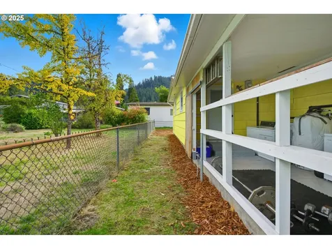 76395 River Road Oakridge OR 97463
