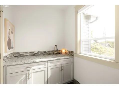 1025 NE Dean Street Portland OR 97211