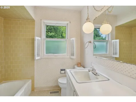 4242 SW Admiral Street Portland OR 97221
