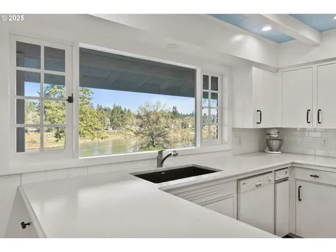17075 Old River Drive Lake Oswego OR 97034