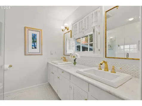 17075 Old River Drive Lake Oswego OR 97034