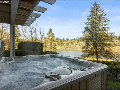 17075 Old River Drive Lake Oswego OR 97034