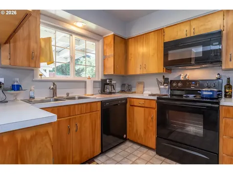 956 W Pilger Street Roseburg OR 97471